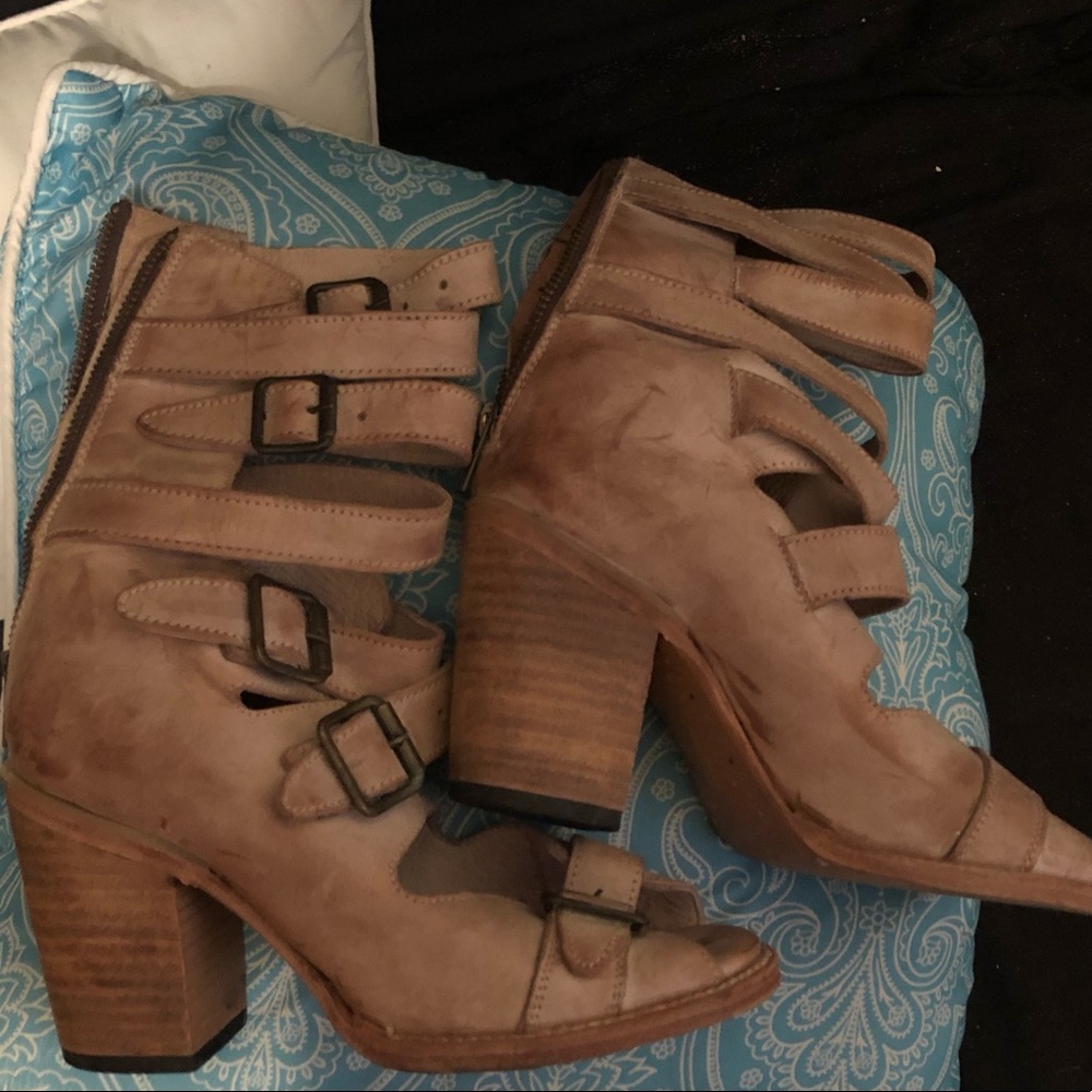 Buckle gladiator shoes